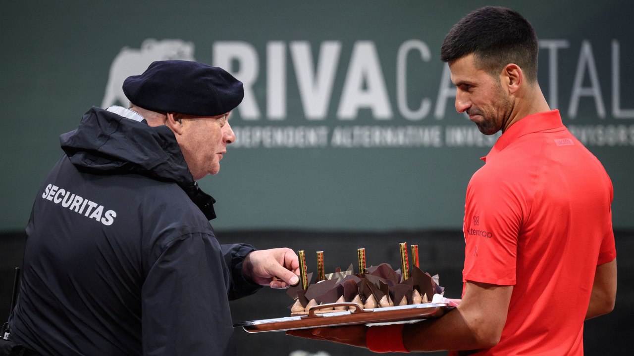 Im Video: Djokovic verköstigt Genf mit Geburtstagskuchen