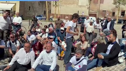 Inaugurazione a Ferrara, sit-in dei sostenitori di Anselmo