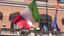 Blitz pro Palestina a Montecitorio, si arrampica sul balcone e appende bandiere palestinesi