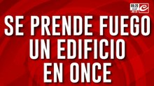 Se prende fuego un edificio en Once: hay personas atrapadas en la terraza