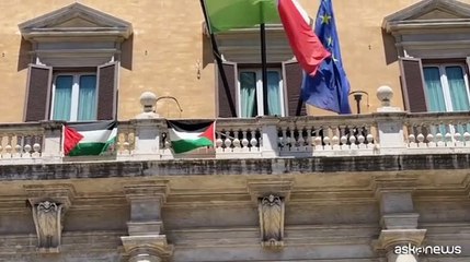 M.O., bandiere Palestina appese al balcone di Montecitorio