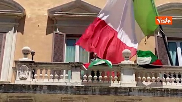 Basta armi per genocidio a Gaza , bandiere palestinesi a Montecitorio, poi camminata sul cornicione
