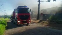 Risco de explosão! Bombeiros resfriam tanque com combustível em empresa incendiada