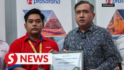 Скачать видео: Monorail operator gets award from Transport Minister for actions during KL tree collapse