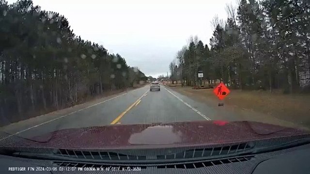 Automobilista sem paciência para aguardar no semáforo vê a sua “chico-espertice” ser parada mais à frente