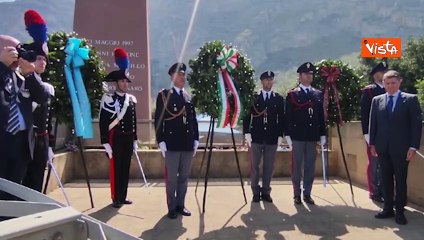 Video herunterladen: Piantedosi e Nordio a Capaci, corona di fiori per ricordare la strage di Falcone e della sua scorta