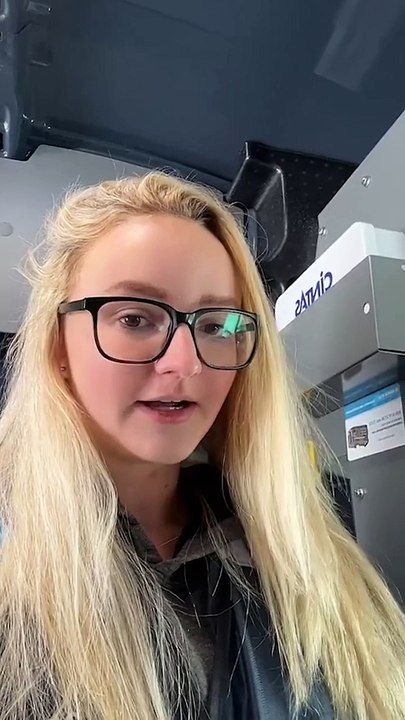 おもしろい子犬がアマゾンのトリックを運転