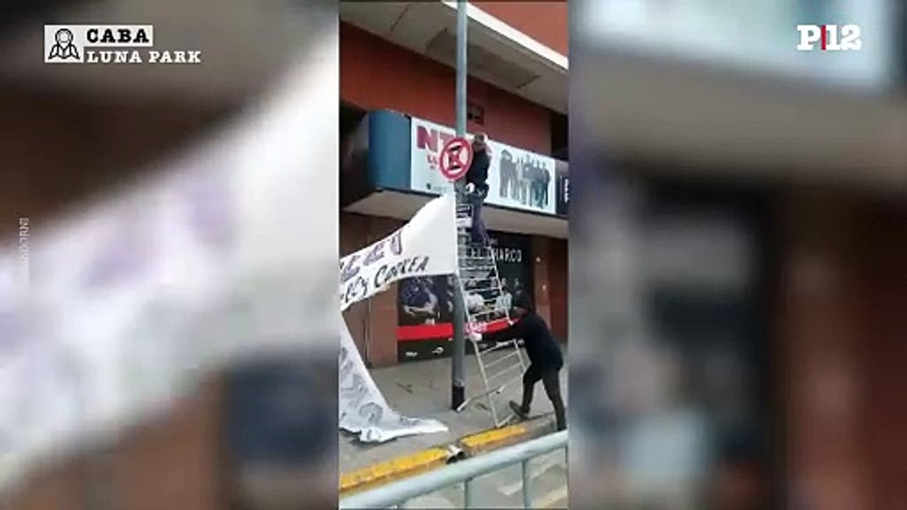 Karina Milei, el Jefe: Militantes de LLA retiraron los pasacalles en las inmediaciones del Luna Park