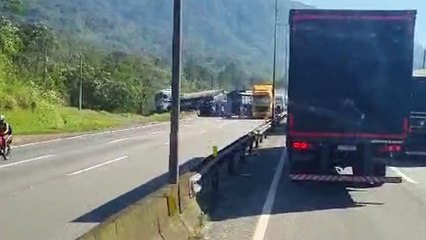 Engavetamento interdita sentido SC da BR-376