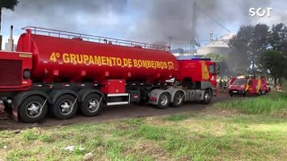 Incêndio de grandes proporções consome empresa no Parque São Paulo em Cascavel