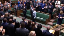 Gran ovación a un diputado británico tras volver con manos y pies amputados
