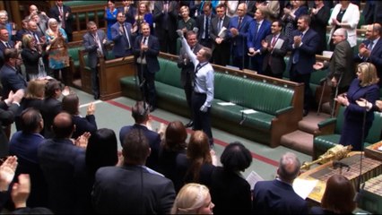 Gran ovación a un diputado británico tras volver con manos y pies amputados