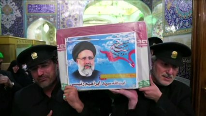 El presidente iraní Raisi fue enterrado en ceremonia multitudinaria en su ciudad natal