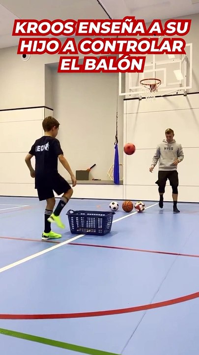 Toni Kroos enseñando a su hijo León a dominar el balón