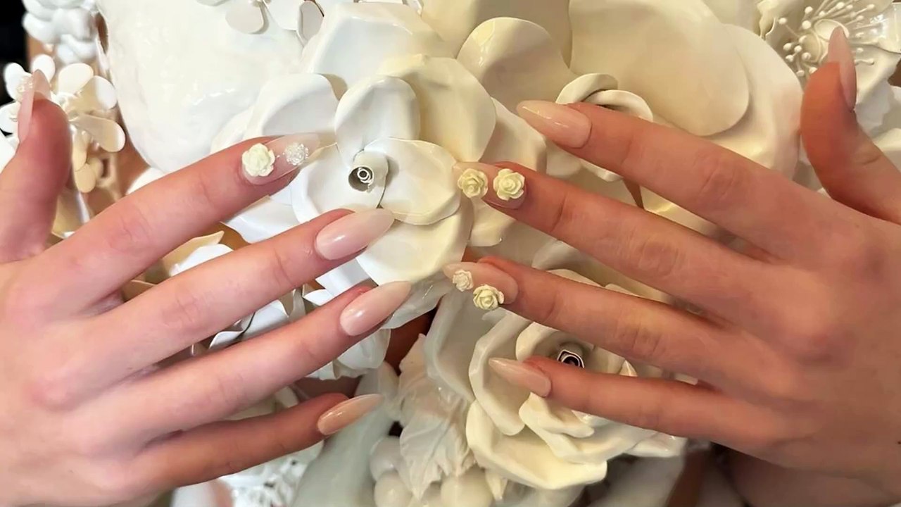 Le migliori nail art in 3D da copiare sono romantiche o metallizzate