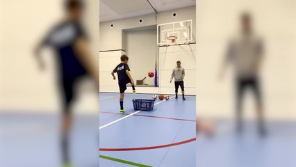 KROOS ENSEÑA a su HIJO a CONTROLAR el BALÓN
