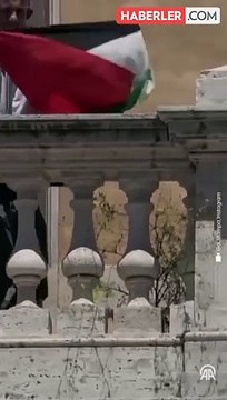 İtalya'da eski milletvekili meclisin balkonuna Filistin bayrağı asıp bağırdı: 35 bin kişi öldü artık yeter