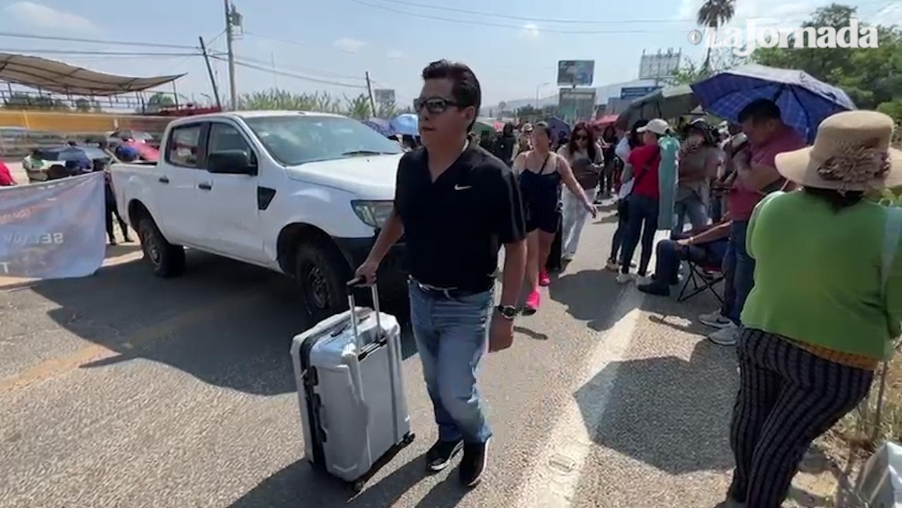 Oaxaca: CNTE bloquea crucero del aeropuerto internacional