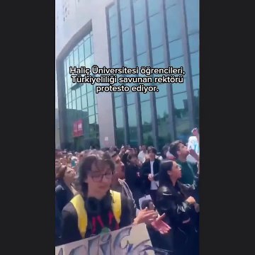 Haliç Üniversitesi Rektörü İnanç'a öğrencilerden protesto: Türkiyeli değil Türk'üz