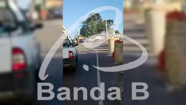 Fuga cinematográfica com troca de tiros termina com suspeito baleado e caminhonete destruída no Contorno Sul; vídeo mostra início do confronto