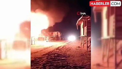 Antalya'da denize sıfır çardaklarda yangın: 2 çardak kül oldu