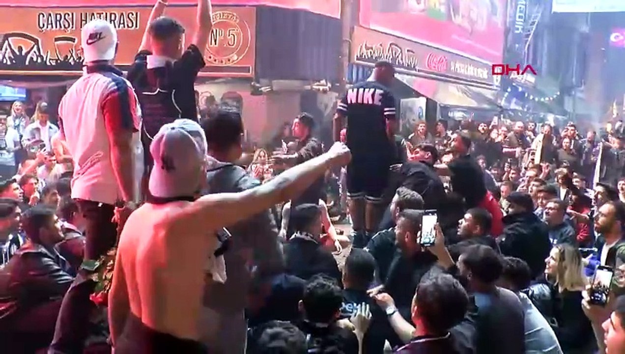 Beşiktaşlı taraftarlar kupa zaferini kutladı