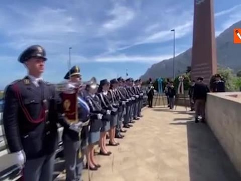 Piantedosi e Nordio a Capaci, corona di fiori per ricordare la strage di Falcone e della sua scorta