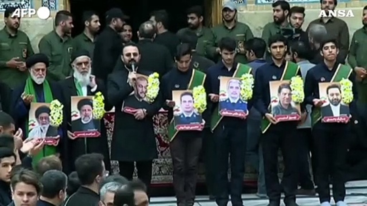 Iran, migliaia di persone al corteo funebre di Raisi a Qom