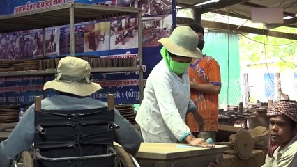 ស្លាបព្រាធ្វើពីដើមត្នោត_ស្អាត_មានទីផ្សារល្អ_និងជាផ្នែកមួយជួយដល់ជនមានពិការភាព