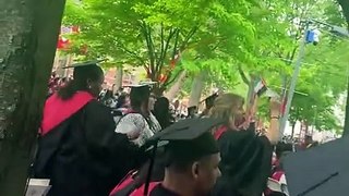 Grupo de licenciados deixa cerimónia de formatura de Harvard em protesto