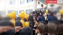 Okuldaki mezuniyet kutlamasında helyum gazlı balon patladı... O anlar kamerada