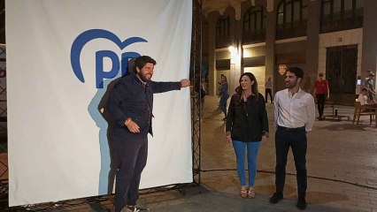 López Miras, la pasada noche, desvelando el eslogan de campaña del PP para las elecciones europeas.