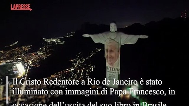 Rio de Janeiro, il Cristo Redentore illuminato con le foto del Papa