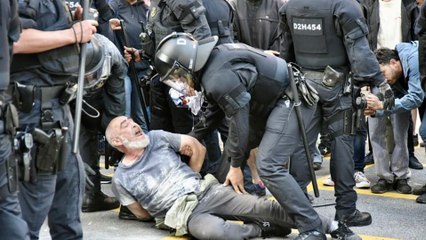 Máxima tensión en la protesta de vecinos contra el desfile de Louis Vuitton en el parque Güell