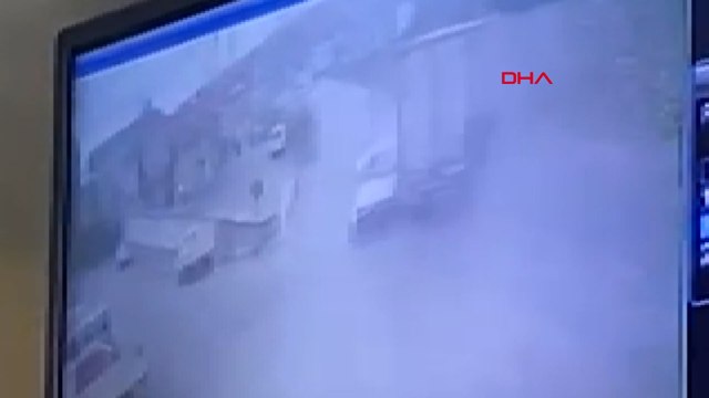 Hafif ticari araç TIR'ın dorsesine çarptı; 3 ölü 4 yaralı