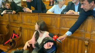 Ilaria Salis in tribunale per la prima volta senza catene