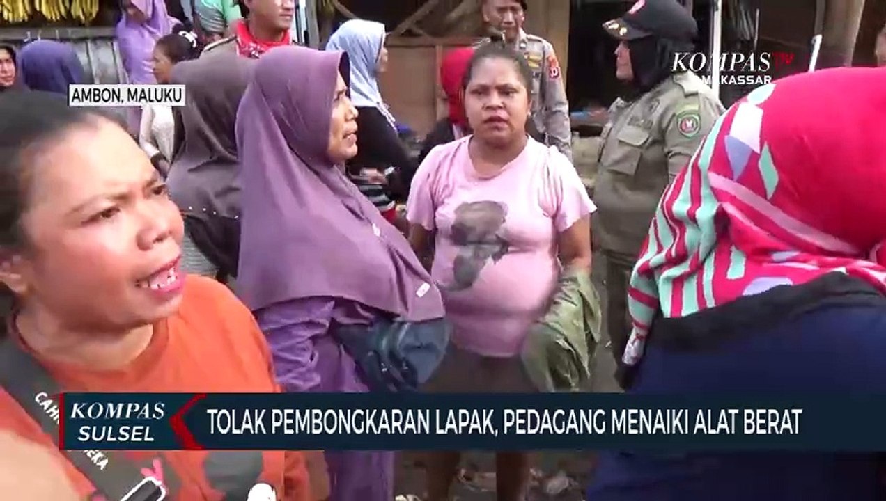 Tolak Pembongkaran Lapak, Pedagang Menaiki Alat Berat