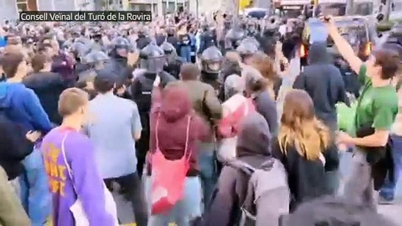 Cargas, un detenido y heridos en las protestas contra el desfile de Louis Vuitton en el Park Güell de Barcelona