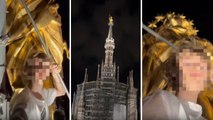 Follia a Milano, scala il Duomo e si fa i selfie con la Madonnina