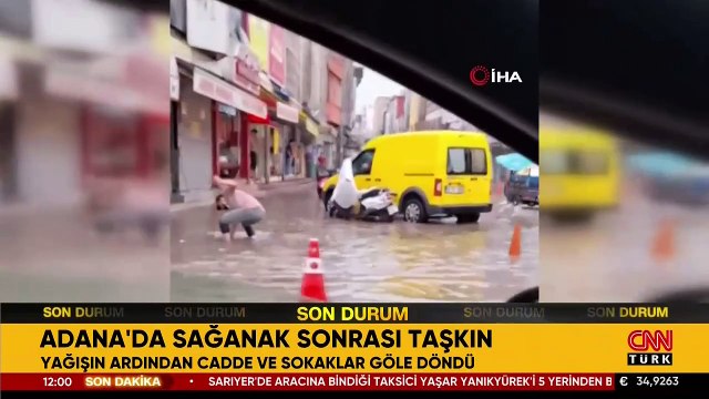 Çocuklar sağanak sonrası göle dönen sokakta yüzdü
