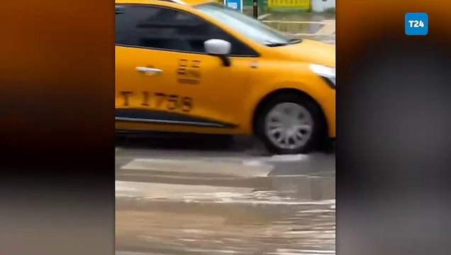 Adana’da sağanak yağış yolları göle çevirdi; çocuklar sokak ortasına bellerine kadar gelen suyun içinde oynadı