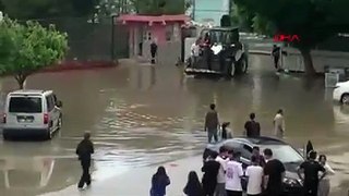Adana'da sağanak! Cadde ve sokaklar suyla doldu