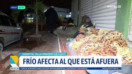 Pese al frío, las personas deben esperar largas horas afuera de los hospitales para conseguir una ficha