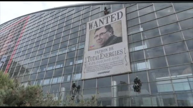 Azione di Greenpeace contro il gigante petrolifero TotalEnergies