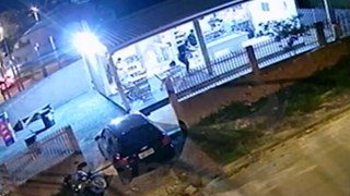 Câmera flagra atirador em bar de Itaperuçu