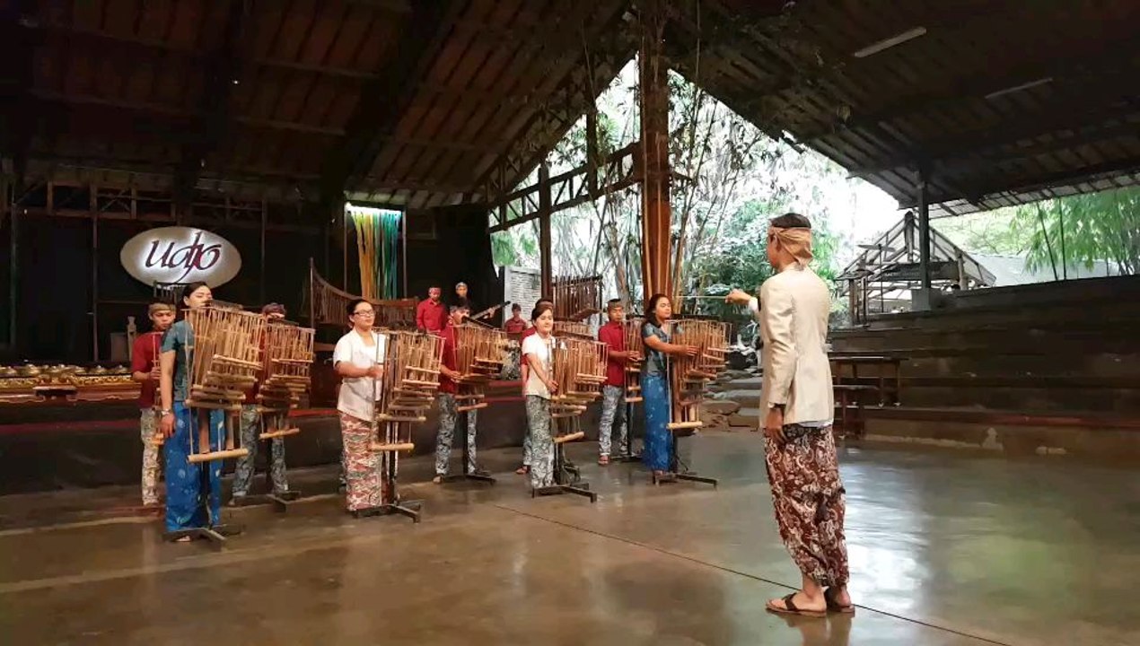Extrait d'un spectacle d'Angklung à "Saung Angklung Udjo" Ici Danse Hongroise n°5  de Johannes Brahms.