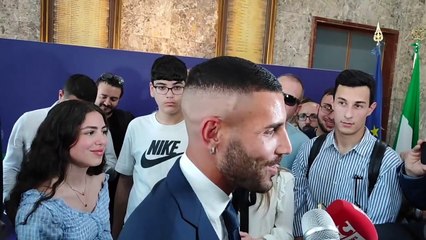 Tutino e il Sigillo della città di Cosenza: “In cima ai miei pensieri”. Il sindaco a Guarascio: “Presidente, lo tenga!”