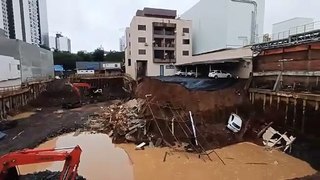 Deslizamento de terra arrasta carro e evacua prédio em Chapecó