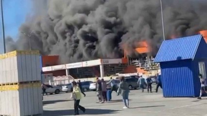 Rusia bombardea un hipermercado con 200 personas en Járkov.