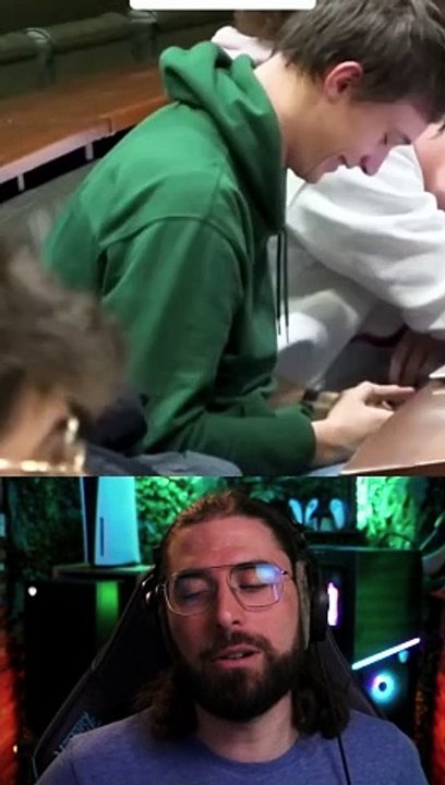 Il joue à Warzone en cours (Essayez de ne pas rire)